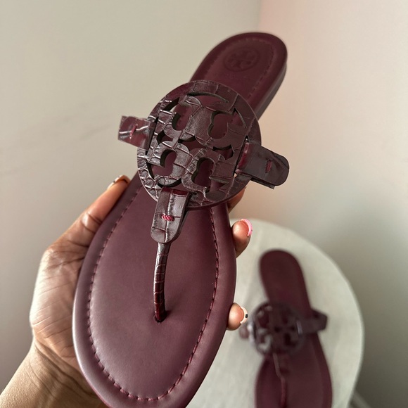 TORY BURCH CROCODILE EMBOSSED THONG SANDALS NEW RED SIZE 8.5 - Picture 4 of 10